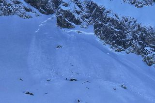 Tatry. Zejście lawiny pod Świnicą. Porwała dwóch turystów [ZDJĘCIA]