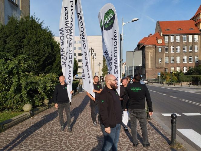 Paraliż w Katowicach. Rozpoczął się protest górników i hutników. "Stal się hartuje, a rząd ją rujnuje"