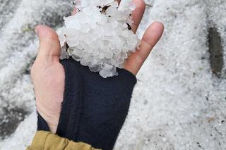 Potężna nawałnica z deszczem i gradem pod Sieradzem. 10 minut wystarczyło, by mieszkańcy mówili o armagedonie [ZDJĘCIA]