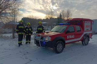 Przymarznięte łabędzie i kaczki w stawie. Strażacy ruszyli na pomoc. Zwierzęta były... sztuczne