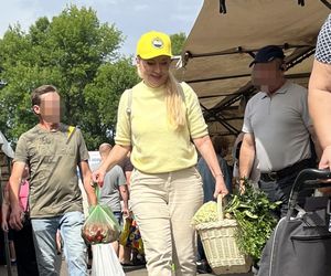 Europosłanka Wcisło buszuje na bazarku.