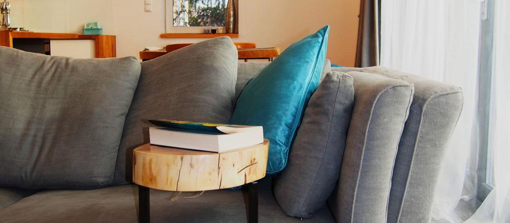 Szara sofa w salonie