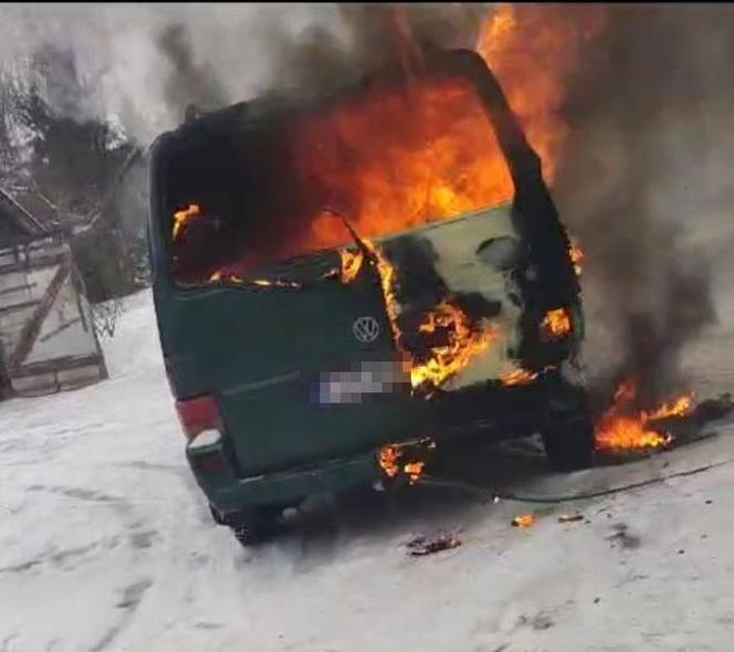 Lubelskie: To był jedyny sposób na uratowanie majątku. Policjanci wyciągnęli płonące auto z drewnianej wiaty