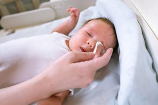 Jak wyjąć rzęsę z oka noworodka? Bezpieczny sposób
