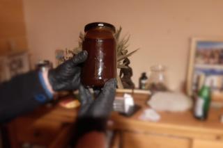 Zatrzymali „Szamana” i przerwali narkotyczną ceremonię. Cztery osoby w rękach policji