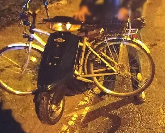 Mężczyzna przewoził skuterem rower!