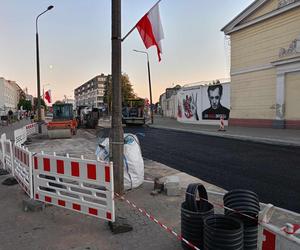 Na ul. Armii Krajowej powstaje już nowa nawierzchnia. Jej skrzyżowanie z ulicami Wojskową i Piłsudskiego zostanie zamknięte na kilka dni.