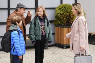 Barwy szczęścia odc. 2802. Emilka (Jessica Frankiewicz), Emil (Artem Malashchuk), Jerzy (Bronisław Wrocławski), Dorota Kujawiak (Karina Seweryn)