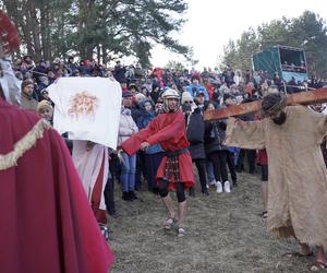 Tak wyglądała śmierć Jezusa! Sceny Pasji zobaczymy w Niedzielę Palmową w „Dolinie Śmierci” 