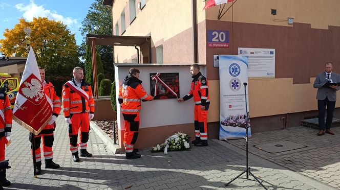 Biała Podlaska. Odsłonięcie tablicy poświęconej ratownikowi medycznemu. 64-latek został śmiertelnie dźgnięty nożem na służbie [ZDJĘCIA]