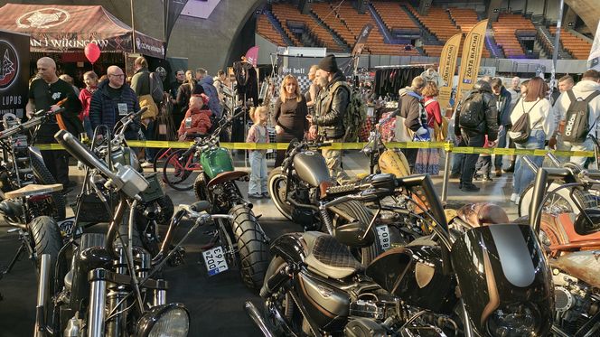 Kustomhead 2025 we Wrocławiu. W Hali Stulecia pokazano zabytkowe amerykańskie auta, motocykle i rowery 