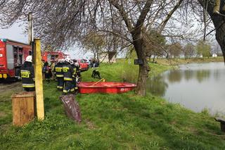 Samochód wjechał do zbiornika wodnego. Kierowca nie żyje