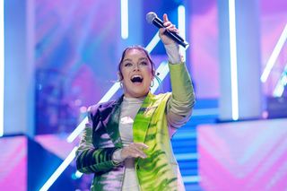 Na ostrzu Ewy Farnej. O czym jest piosenka, którą zaśpiewała Dua Lipa?