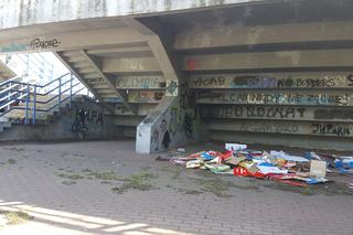 Bałagan w Parku Moczydło po dniu targowym na bazarze Olimpia