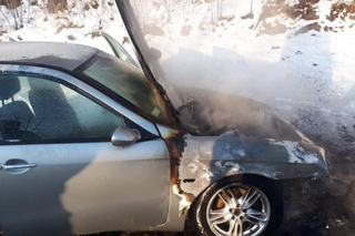 Okolice Nowego Sącza: AUTO PŁONĘŁO na drodze, a DZIECI siedziały w środku! 