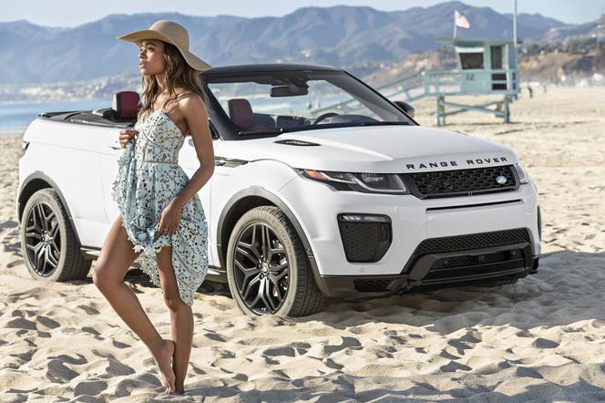 Dzieczyna Bonda Naomie Harris pozuje z Range Roverem Evoque kabrio 