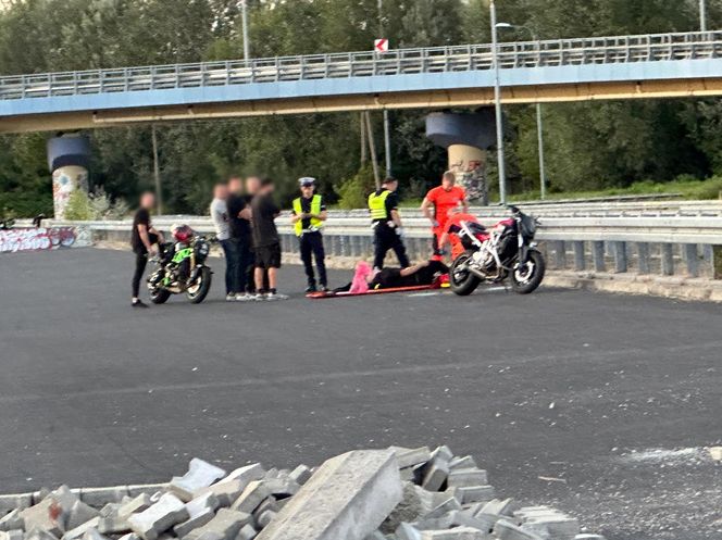Motocyklista popisywał się na drodze