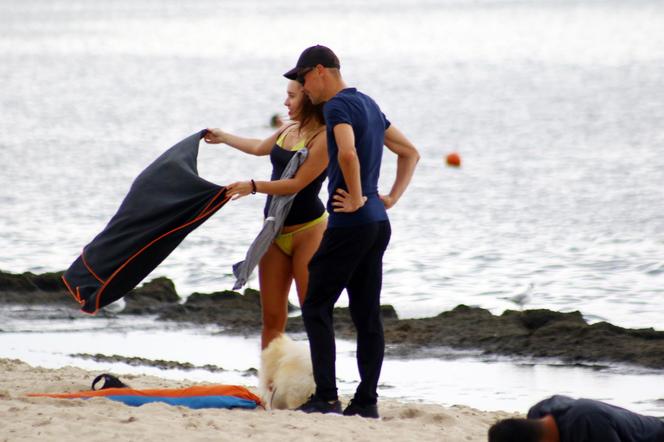 Piotr Żyła i Marcelina Ziętek na plaży