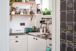 Projekt małej kuchni z otwartymi półkami