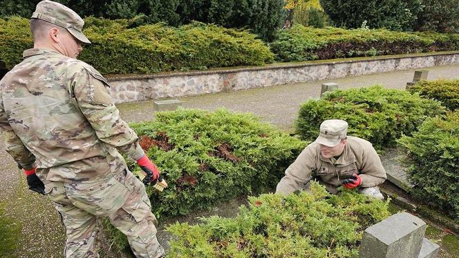 Żołnierze US Army sprzątają groby polskich żołnierzy 