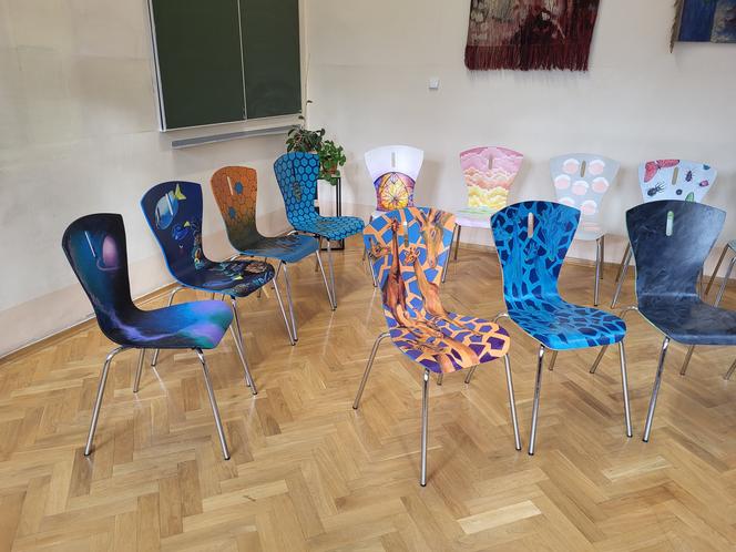 Piękna akcja uczniów z bielskiego liceum. Przygotowali stylizowane krzesła dla WOŚP-u