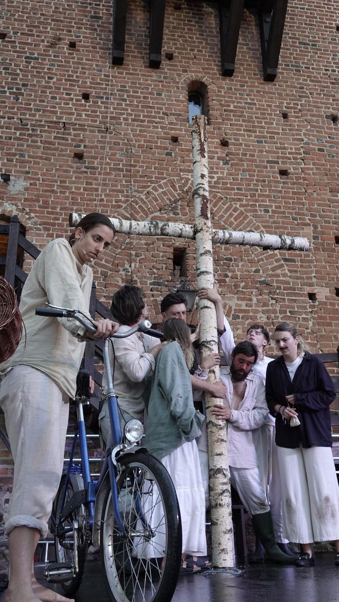 Zwieńczeniem teatralnego weekendu była niedzielna prezentacja egzaminu studentów III roku aktorstwa Uniwersytetu Andrzeja Frycza Modrzewskiego pt. „Prorok Ilja – nieprawdopodobna historia w XIV scenach”