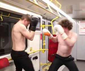 Nielegalna walka w metrze w Warszawie. Szokujące sceny w pociągu! 