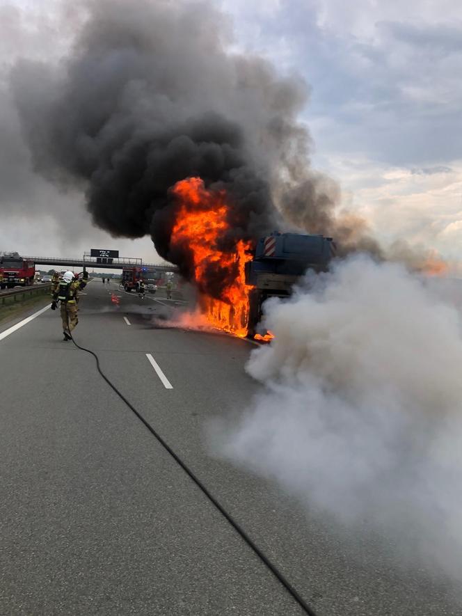 Dźwig stanął w ogniu na autostradzie A2. Słup dymu było widać z daleka