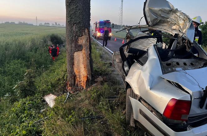 19-latek zginął w potwornym wypadku. Volkswagen pękł na dwie części. "Koszmarny widok"