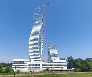 Najwyższy w Europie żuraw montuje iglicę na drapaczu chmur z Rzeszowa. Takiego budynku nie ma nawet Warszawa