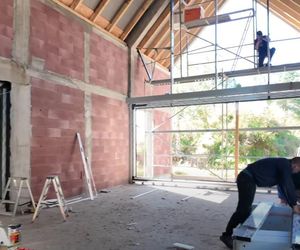 Michał Wiśniewski na budowie swojego domu