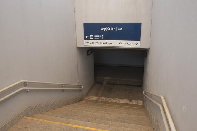 Remont stacji w Czachówku zakończył się kilka lat temu. Kością niezgody są windy, których... nadal nie uruchomiono. Dlaczego?