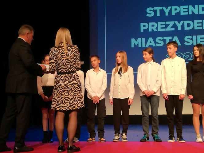 Stypendystom prezydent Andrzej Sitnik wręczył Listy Gratulacyjne