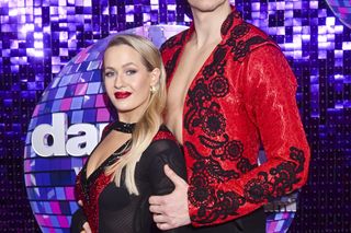 Był czarnym koniem Tańca z Gwiazdami. Teraz na ściance pokazał żonę i dzieci