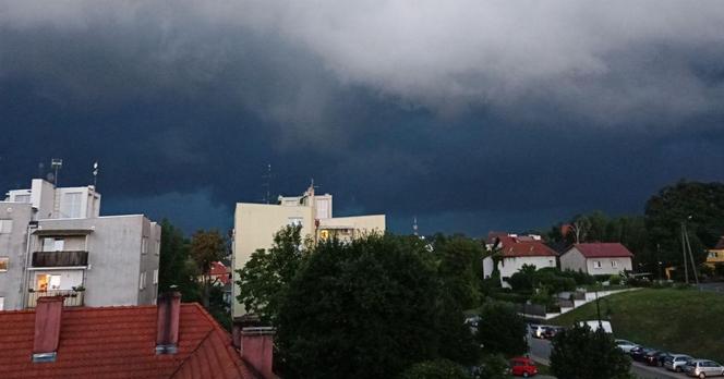 Niebezpieczne burze i alert trzeciego stopnia na Dolnym Śląsku. Tak to wygląda z Waszych okien [ZDJĘCIA]