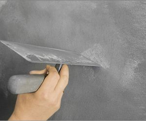 Jak uzyskać efekt betonu na ścianie - polecane produkty i technika tynkowania ściany