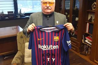 Lech Wałęsa pokazał swoją koszulkę FC Barcelona. Napisał na niej Konstytucja [ZDJĘCIA]