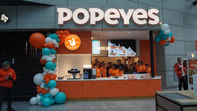 Tłumy na otwarciu Popeyes w Olsztynie. Rekordzista czekał w kolejce ponad 20 godzin