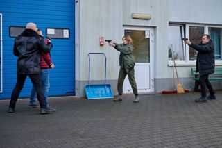 Na Wspólnej odc. 3986. Jakub (Przemysław Cypryański), bandzior Kisiela (Michał Waleszczyński-Lis), Iga (Lidia Sadowa), Sławek (Mariusz Słupiński)