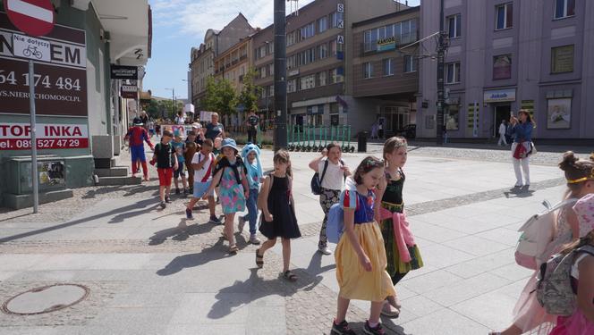 Dni Bajki 2024. W centrum Olsztyna zrobiło się bajkowo. Dzieci przejęły władzę nad miastem [ZDJĘCIA]