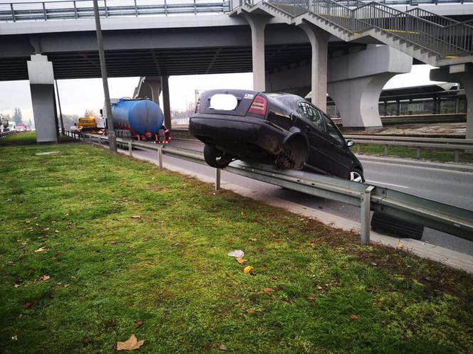 Nietypowy wypadek na Kamiennej w Bydgoszczy! Auto wjechało na barierki! [ZDJĘCIA]
