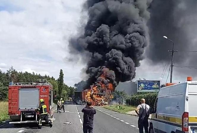 Dębówka. Tir zderzył się z osobówką. Oba pojazdy spłonęły!