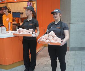 Tłumy na otwarciu Popeyes w Olsztynie. Rekordzista czekał w kolejce ponad 20 godzin