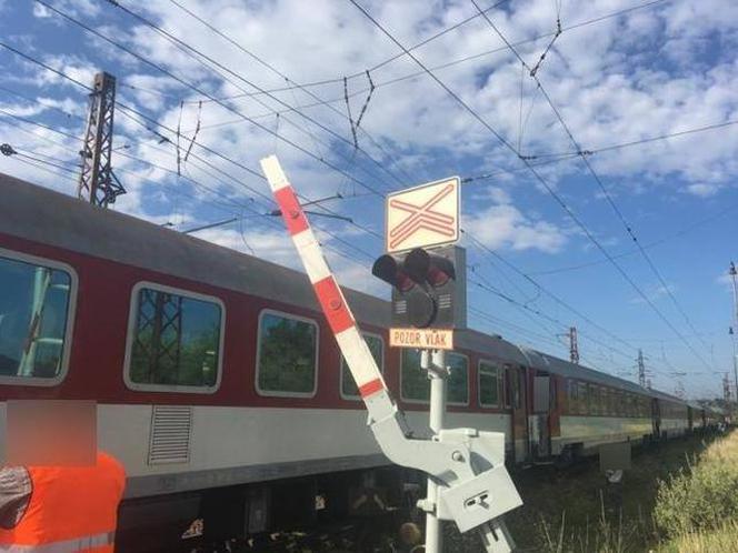 Słowacy pokazali film z polskim kierowcą. Tir zjechał z torów sekundę przed pociągiem