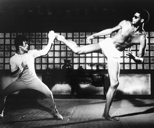 Bruce Lee - jego ciosy pokonywały przeciwników i łamały stereotypy