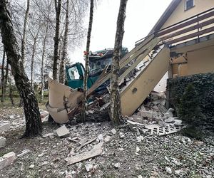 Tragedia w Sochaczewie. Przewoził stal cieżarówką, wjechał w dom. Jedna osoba nie żyje