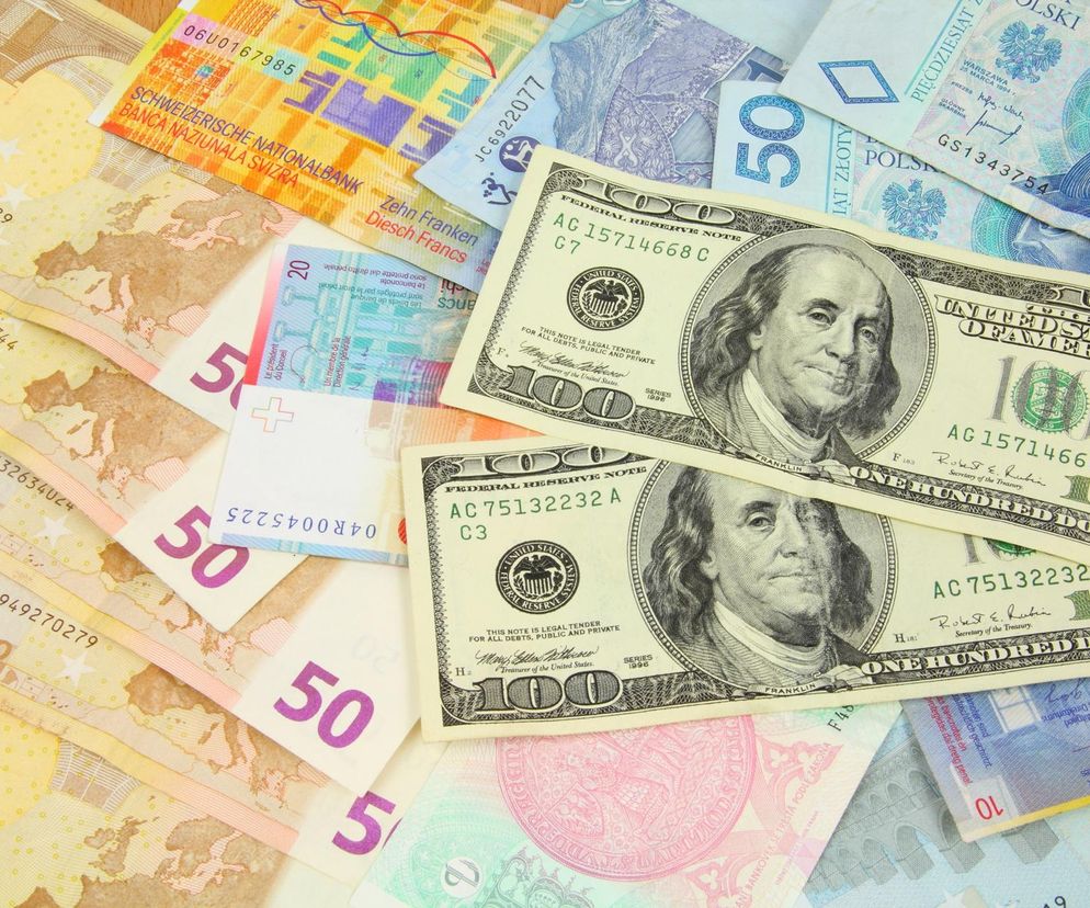 Banknoty euro, dolarów amerykańskich, funtów brytyjskich i franków szwajcarskich, ułożone na stosie, symbolizują stabilizację kursów walut o poranku 6 października 2025 roku, o czym więcej przeczytasz na portalu Super Biznes.