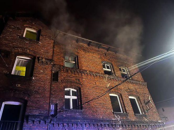  W Zabrzu doszło do nocnego pożaru mieszkania. Ewakuowano dwie nieprzytomne osoby 