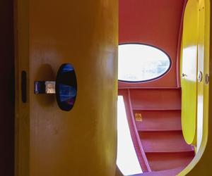 Futuro House - zdjęcia fińskiego domku letniskowego w kształcie UFO w WeeGee Exhibition Centre