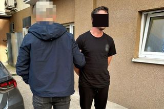 Policja odkryła arsenał narkotyków i broni w mieszkaniu 29-latka. Grozi mu 20 lat za kratami
